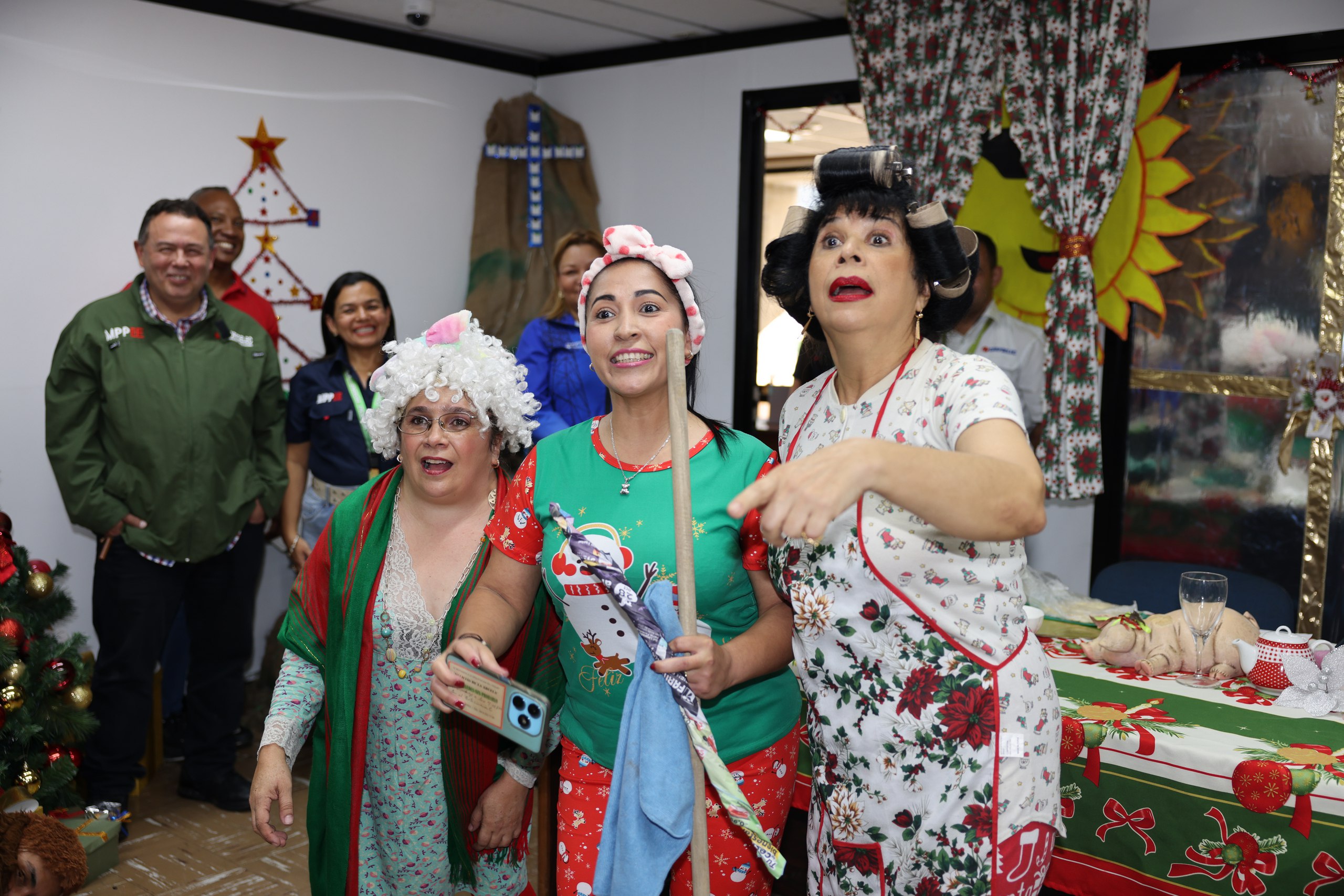Trabajadores del MPPEE celebran la Navidad con concurso de decoraciones