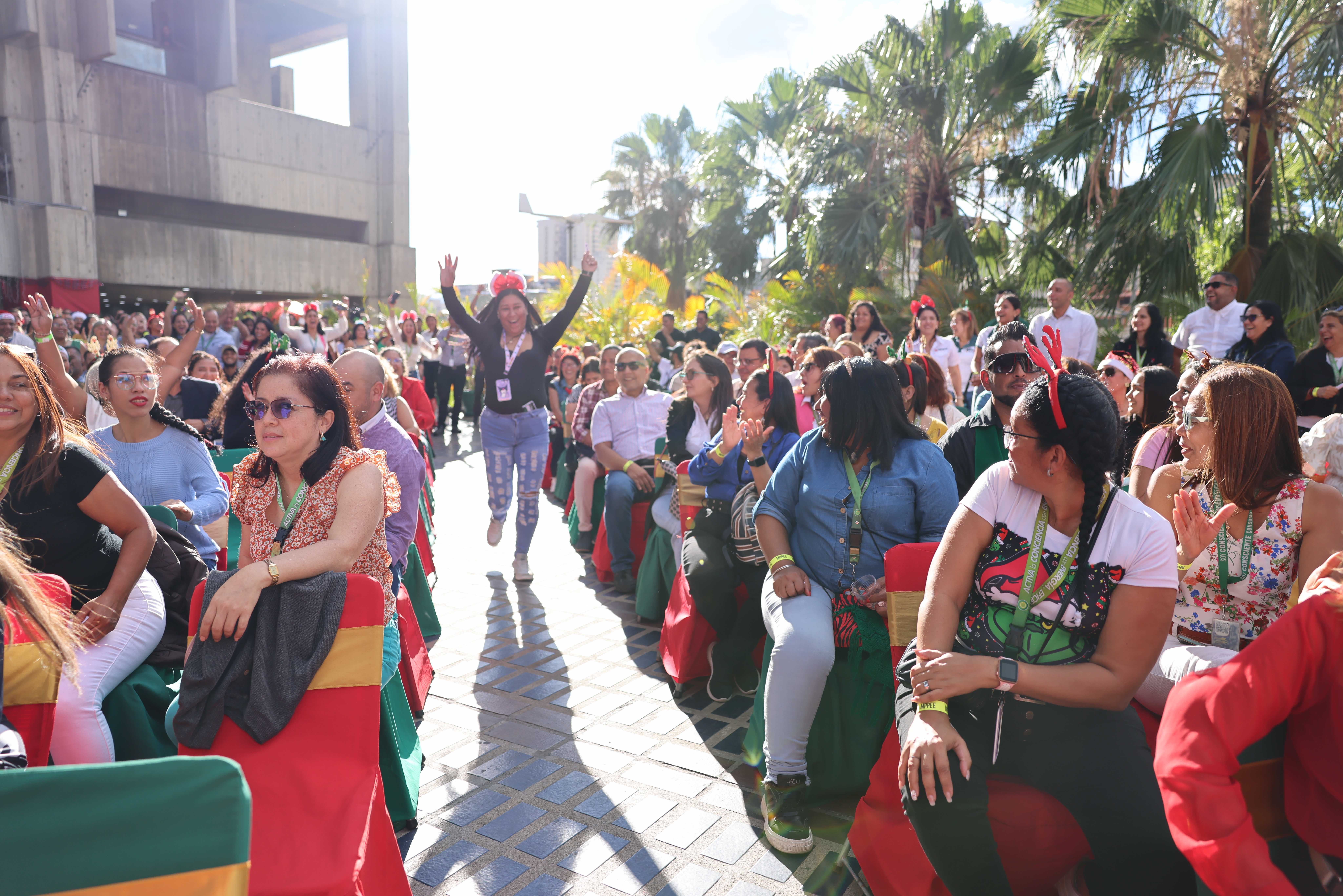 Trabajadores del MPPEE renuevan espíritu de unidad y compañerismo en celebración navideña