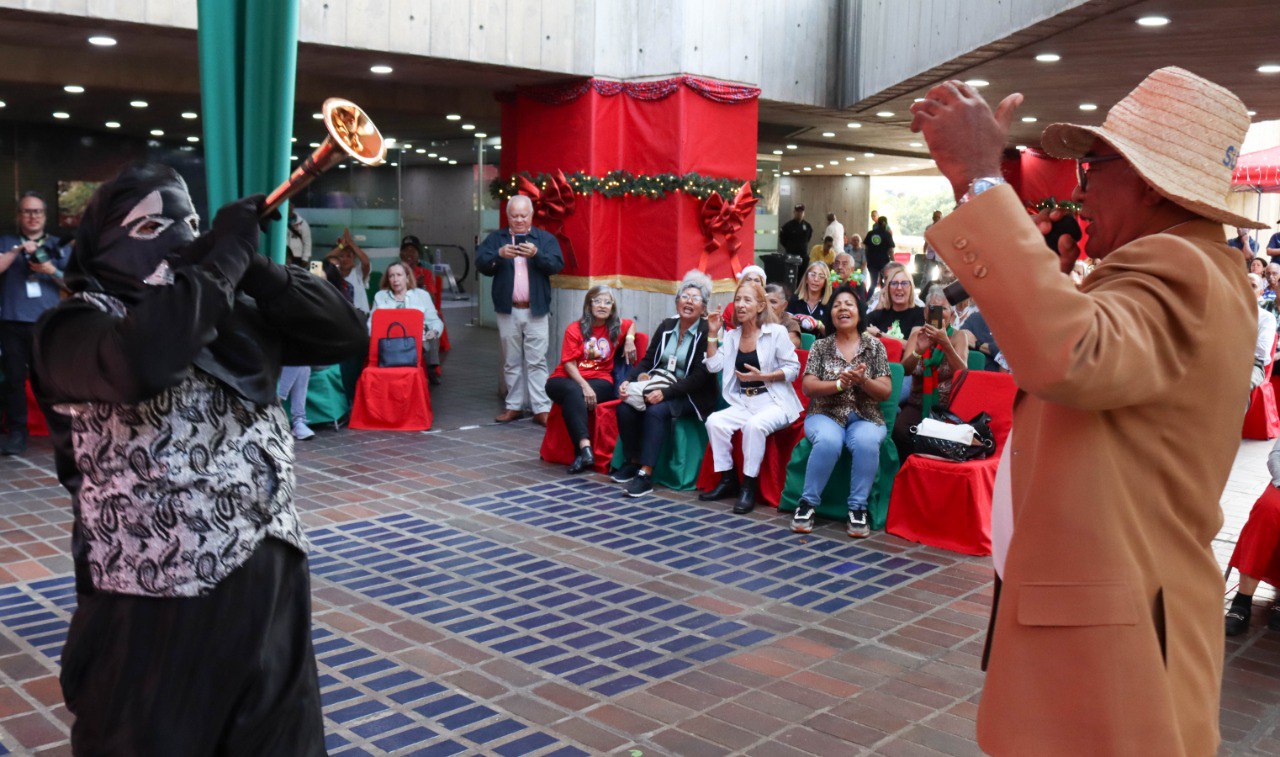 Jubilados del sector eléctrico participan en gran compartir navideño