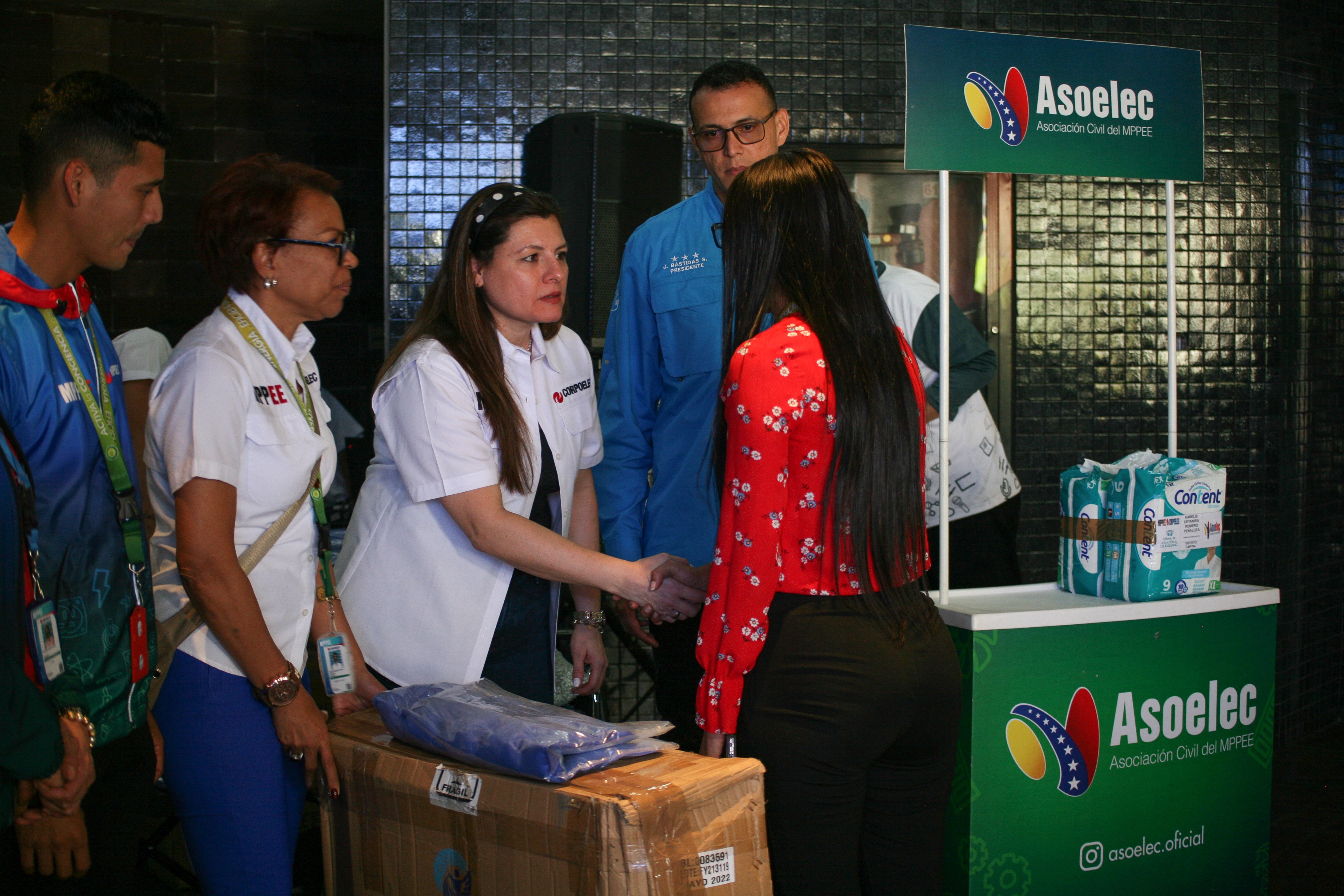 Entregan ayudas humanas a trabajadores del MPPEE y habitantes del Distrito Capital