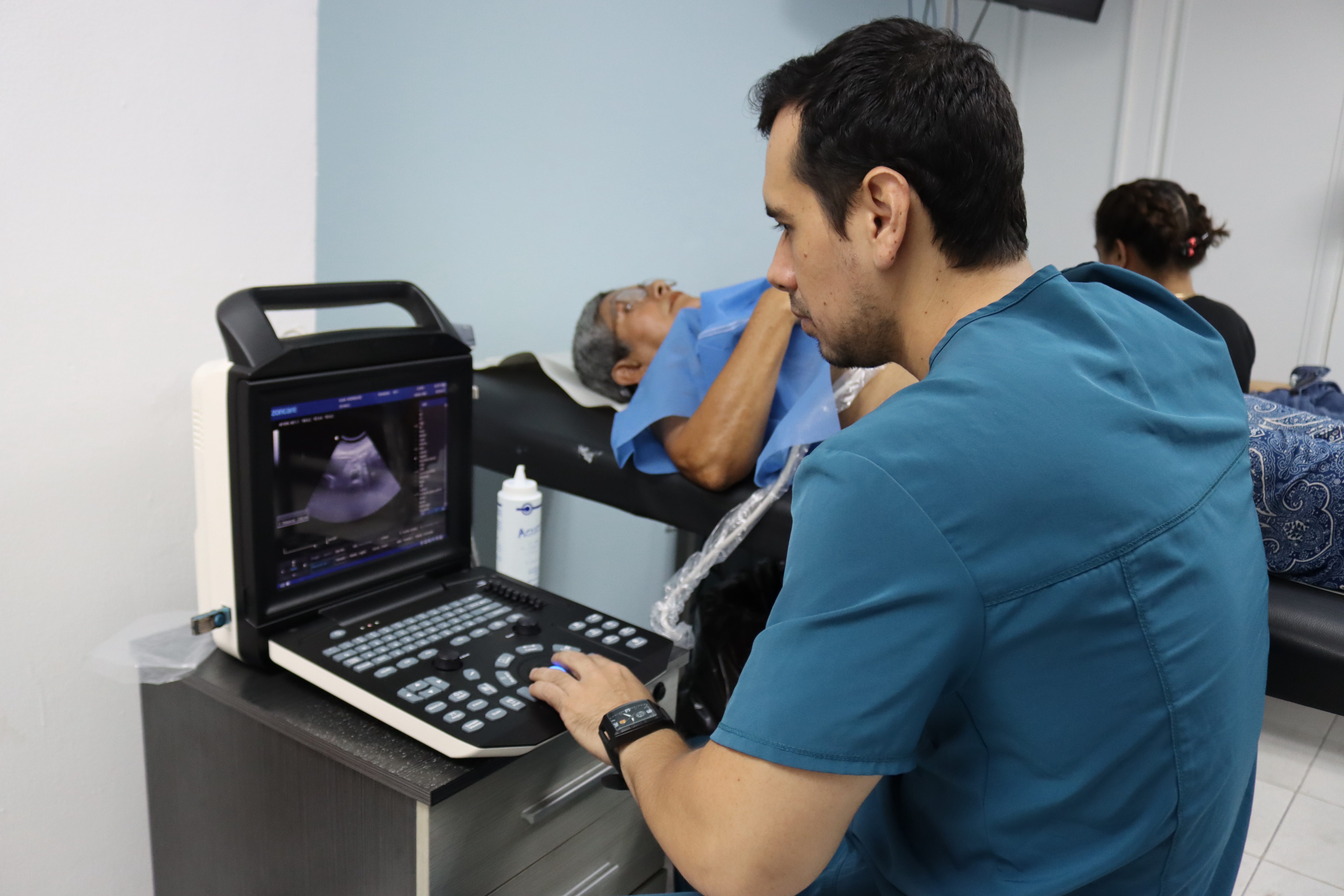 Personal jubilado del SEN recibió atención médica integral en CORPOELEC El Marqués