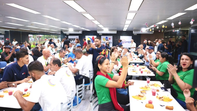Sector eléctrico da la bienvenida a la Navidad con Cena, Cantos y Alegría