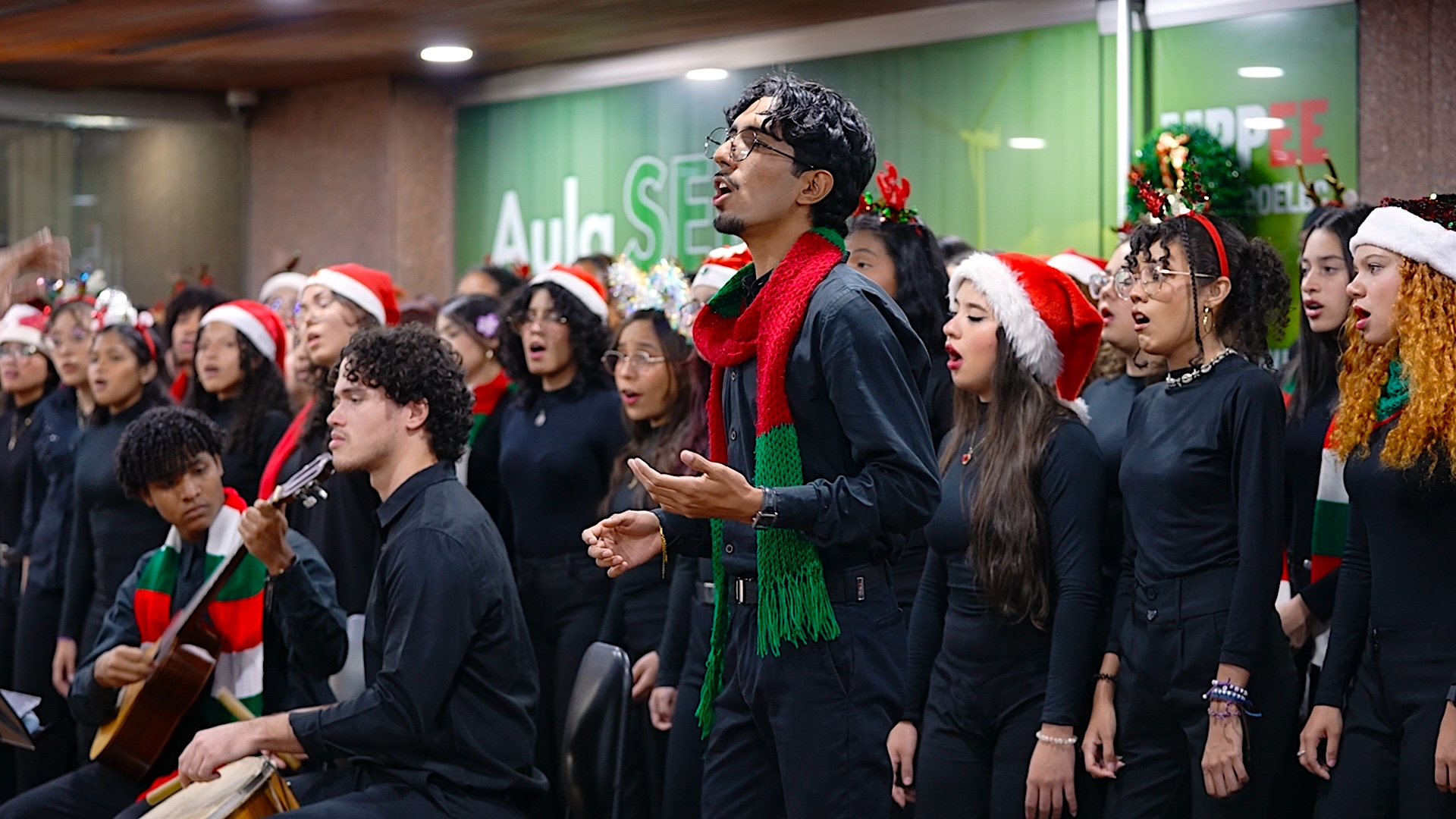 Coro Juan Bautista Plaza llenó de espíritu navideño al MPPEE con aguinaldos y villancicos